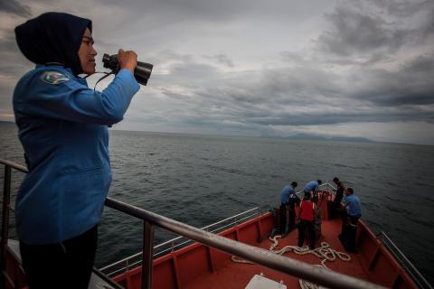 26 land er involvert i søket etter flight MH370. Blant dem er forsvarsnasjoner med noe av verdens mest avanserte overvåknings- og søkeutstyr til vanns. Blant annet er et av verdens mest avanserte søkefly, P-8 Poseidon i lufta. Derimot har ingen av fartøyene funnet noen sport etter flight MH370. Søkeområdet er ifølge beregninger på 77 millioner kvadratkilometer. Bildet viser indonesiske letemannskaper om bord på et redningsskip.
