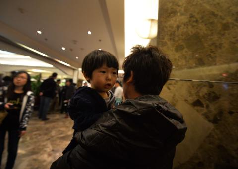 <b>VENTER PÅ SVAR:</b> Kinesiske pårørende i Beijing venter utålmodig på svar om sine kjære, snart elleve døgn etter at flight 370 forsvant. 