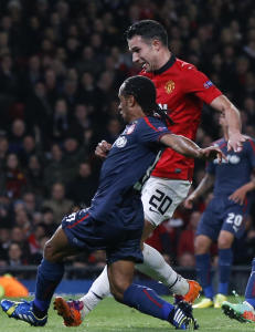 Kneskadd Robin van Persie mister begge kampene mot Bayern München