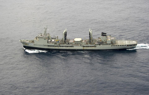 <b>PÅ VEI:</b> Det australske marinefartøyet "HMAS Success" er på vei til området der det er blitt lokalisert to objekter. Skipet kan være framme i området om noen timer. 