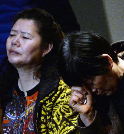 <b>VENTER PÅ SVAR:</b> Kinesiske pårørende i Beijing venter på svar på hva som har skjedd med deres nærmeste. Nå har Malaysia airlines innkalt til hastemøte med passasjerenes familier. 