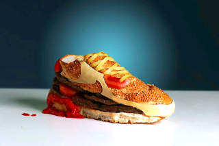 THESE SHOES ARE MADE FOR EATING: Den svenske kunstneren Olle Hemmendorff lagde en matbit da han fikk i oppdrag � tolke Nike-klassikeren Air Max 90 p� nytt.