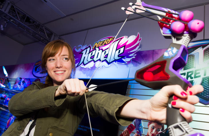 NERF: Det er leketøysprodusenten Hasbro som utvikler NERF-våpnene. Her representert med en pil og bue-etterligning. Foto: Charles Sykes / Invision for Hasbro / AP / NTB scanpix NERF: Det er leketøysprodusenten Hasbro som utvikler NERF-våpnene. Her representert med en pil og bue-etterligning. Foto: Charles Sykes / Invision for Hasbro / AP / NTB scanpix
