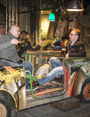 Her foregår festen i en avdanka Trabant med snowboard på gulvet