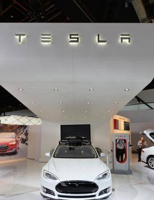 IT-ekspert: Slik tar hackerne kontroll over Teslaen din