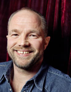 «Ser ut som en krysning av George Costanza og Clive Anderson»