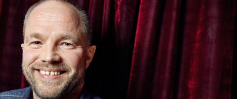 «Ser ut som en krysning av George Costanza og Clive Anderson»