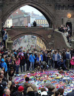 Truet med å skyte kvinnelig vakt i hodet