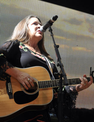 Får hjelp av både avdøde Johnny Cash og June Carter