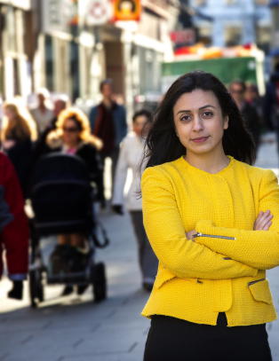 Ber Hadia Tajik om unnskyldning - med blomster