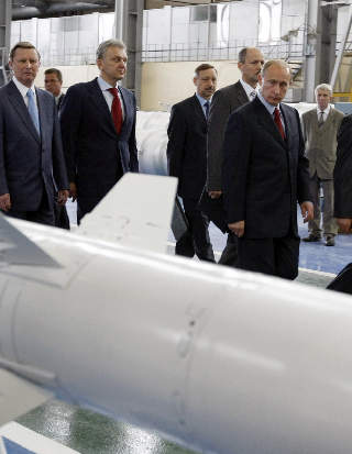 TRUSSEL MOT NATO: De russiske luftforsvarssystemene, for eksempel det kommende S-400 som vil bli sv�rt langtrekkende og kunne ta ned fiendtlige fly p� veldig lang avstand.  Her er statsminister Putin p� bes�k hos produsenten Almaz-Antei i Moskva. Foto: Aleksey Nikolskyi/AP/Scanpix
