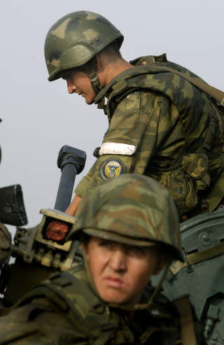 INFANTERIET FOR D�RLIG: Spesialstyrker fungerte som regul�rt infanteri under operasjonen i Georgia.  - Bruken av spesialsoldater er som � sl� inn en spiker med et dyrt mikroskop istedenfor en hammer, sa en russisk kommentator. Foto: AP/Scanpix