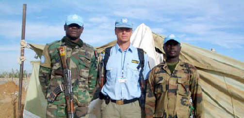 SIDE OM SIDE: Den norske Kripos-etterforskeren Sven �ge R�nning (midten), her sammen med to afrikanske politimenn, tjenestegj�r i UNDAMID-styrken i Darfur. Sudans president Al-Bashir �nsker imidlertid ingen norske soldater i Darfur. Foto: SVEN �GE R�NNING /PRIVAT