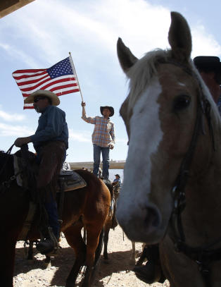 Da myndighetene tok kyrne til Cliven Bundy, kom flere hundre sinte demonstranter med våpen