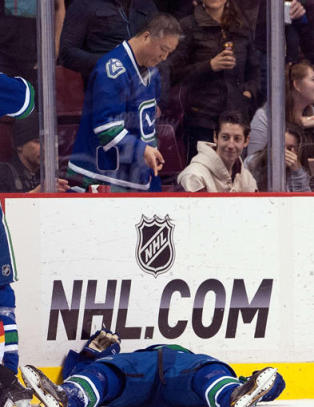 Vettskremt publikum så NHL-stjernen Sedin bli liggende urørlig på isen