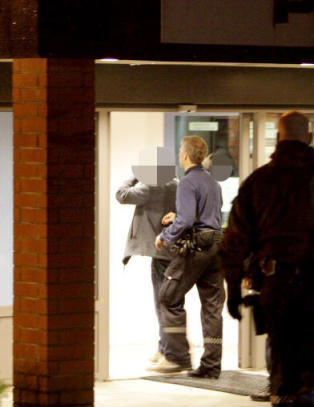 Her blir knivmannen i Larvik tatt med av politiet