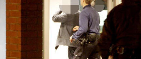 Her blir knivmannen i Larvik tatt med av politiet