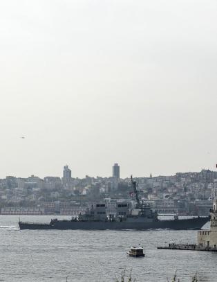 Russisk jagerfly på tokt like over amerikansk krigsskip