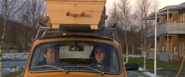 Kjendiser regisserer sin egen begravelse på NRK