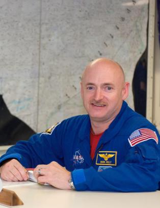 Astronautene Scott og Mark er eneggede tvillinger, men bare én av dem skal bo i verdensrommet
