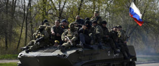 Stridsvogner med russiske flagg kjører inn i Kramatorsk