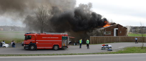 Evakuering pågår i kraftig boligbrann i Sandefjord