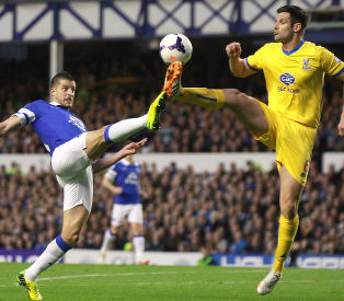 Arsenal fikk hjelp av Palace som sjokkerte Everton på Goodison