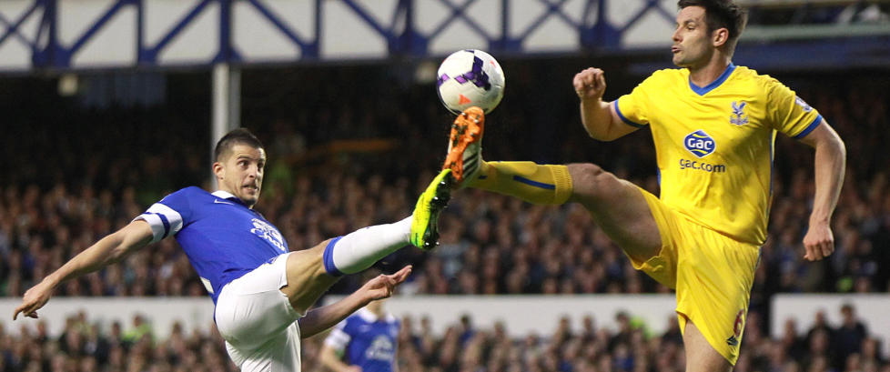 Arsenal fikk hjelp av Palace som sjokkerte Everton på Goodison