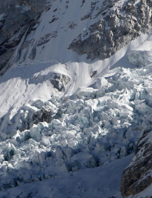 - Ekstremt farlig hinder mot toppen av Mount Everest