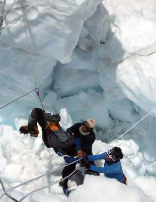 Mount Everest-guidene avbryter sesongen etter tidenes verste ulykke