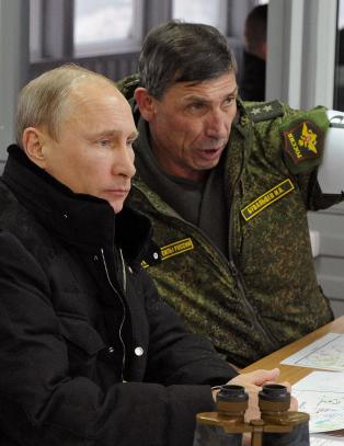 Påskefreden senker seg over Ukraina. Samtidig stabler Putin opp soldater langs grensa