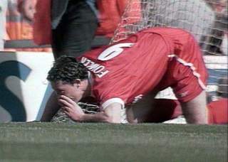 SLO TILBAKE: Liverpool-spiss Robbie Fowler ble i 1999 hetset av Everton-fansen for � v�re kokainmisbruker. Fowler scoret p� straffe mot nettopp Everton, og slo tilbake mot ryktene ved � late som han sniffet krittlinja p� banen. Fowler fikk 60 000 pund i bot for usportslig oppf�rsel.Foto: SKY/EPA/SCANPIX