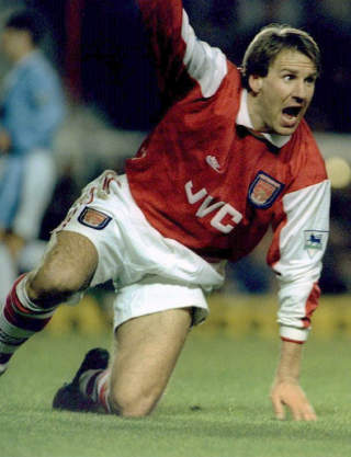 TRENGTE HJELP: Arsenals Paul Merson sto i 1994 fram som avhengig av b�de kokain, alkohol og gambling. Merson fikk profesjonell hjelp, og kom tilbake p� fotballbanen tre m�neder senere. Likevel klarte han ikke � holde seg p� matta, og nye oppslag om rus kom med jevne mellomrom. I dag er han ekspert i Sky Sports sine fotballsendinger.Foto: ANDREW SHAW/REUTERS/SCANPIX