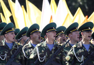 STORSL�TT: Da Sovjet br�t sammen la de igjen 40 000 tonn med v�pen i Transnistria. Over halvparten er igjen. I tillegg skal det finnes hemmelige, statskontrollerte v�penfabrikker der det blir laget automatrifler, granatkastere, rakettbatteri, maskinpistoler og miner. Foto: REUTERS/Gleb Garanich