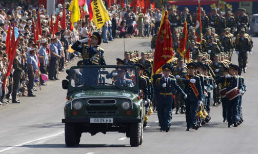 AUTORIT�RT: Brudd p� menneskerettighetene er ikke uvanlig i Transnistria. Det rapporteres om streng sensur og bruk av tortur. Bildet viser hovedgata i Tiraspol under g�rsdagens parade. Foto: REUTERS/Gleb Garanich