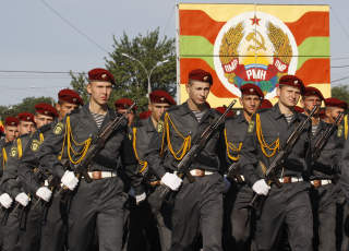 HAR TONNEVIS MED V�PEN: Fortsatt skal Transnistria sitte p� 20 000 tonn russiske v�pen og ammunisjon.  Dette er den st�rste illegale v�penbasaren i hele Europa. Det blir handlet for flere titalls milliarder kroner i �ret. Styresmaktene benekter dette. Foto: REUTERS/Gleb Garanich