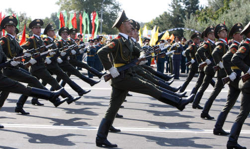 PARADEMARSJ: Transnistria m�tte feire nasjonaldagen sin temmelig alene i g�r. Men Russlands president varsler n� at Russland vil jobbe for l�sning p� konflikten. Foto: REUTERS/Gleb Garanich