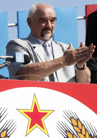 HAR STYRT I 18 �R: Igor Smirnov og s�nnen hans har kontrollen i Transnistria. Her ser han p� g�rsdagens milit�rparade. I forbindelse med feiringen foreslo han at Moldovias president b�r anerkjenne Transnistria og inng� en vennskapspakt. Foto: REUTERS/Gleb Garanich
