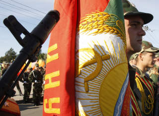 HAMMER OG SIGD: Sovjetunionen lever videre i Transnistria. Lenin er en helt, og i g�rsdagens parade ble hammeren og sigden vist fram, som vanlig. 
Foto: REUTERS/Gleb Garanich