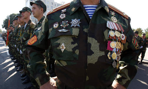 LEVER AV ST�LPRODUKSJON: 60 prosent av (de offisielle) inntektene til Transnistria kommer fra st�lproduksjon. Noe av st�let finnes p� disse uniformsjakkene. Foto: REUTERS/Gleb Garanich