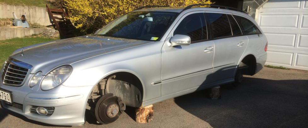 Fjernet alle fire hjul på bilen i løpet av natta