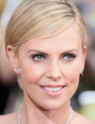 Moren drepte faren foran øynene hennes. Charlize Theron håper hun blir like modig.