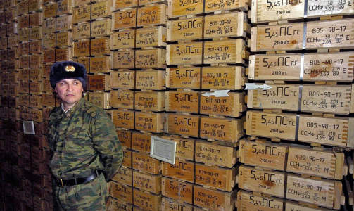 V�PENLAGER: En russisk soldat vokter gammel, russisk ammunisjon ved et v�pendepot n�r byen Kolbasna i Transnistria. Bildet er fra 2005. Fortsatt har republikken store mengder v�pen fra Sovjettida. Foto: AFP/ VADIM DENISOV