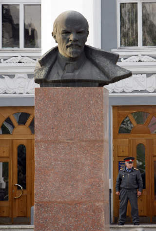 LENIN: St�r fortsatt p� prominent plass i hovedgata i Tiraspol. Foto: REUTERS/ Gleb Garanich