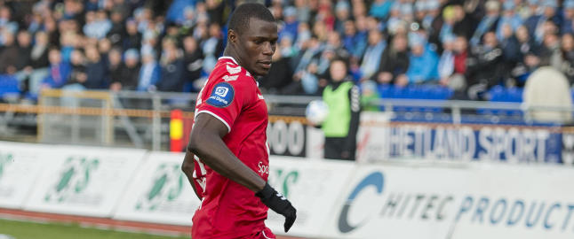 Forbannet Badji måtte holdes tilbake da tilskuere lagde apelyder