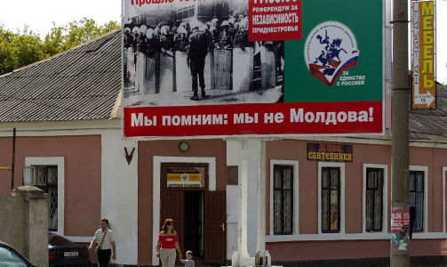 VI HUSKER! VI ER IKKE MOLDOVA: Det er p�skriften p� dette banneret som henger i Tiraspol. Foto: AFP/VADIM DENISOV