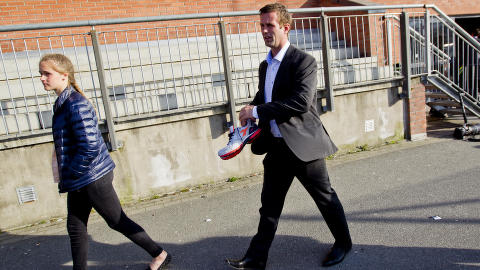 VIL BEHOLDE KAPTEINEN: Ronny Deila ser helst at Adam Larsen Kwarasey blir værende i Drammen, men sier samtidig at det er opp til keeperen å bestemme over sin egen framtid. Dessuten er Deila stolt over å kunne eksportere spillere til utlandet. Foto: Vegard Grøtt / NTB Scanpix VIL BEHOLDE KAPTEINEN: Ronny Deila ser helst at Adam Larsen Kwarasey blir værende i Drammen, men sier samtidig at det er opp til keeperen å bestemme over sin egen framtid. Dessuten er Deila stolt over å kunne eksportere spillere til utlandet. Foto: Vegard Grøtt / NTB Scanpix