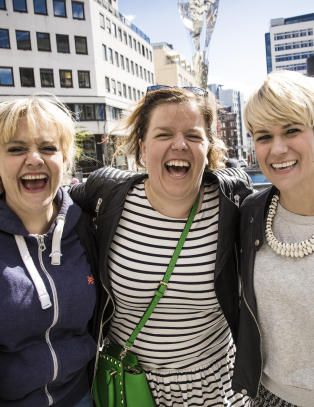 - Pallesalg på komikere: Du får tre for én