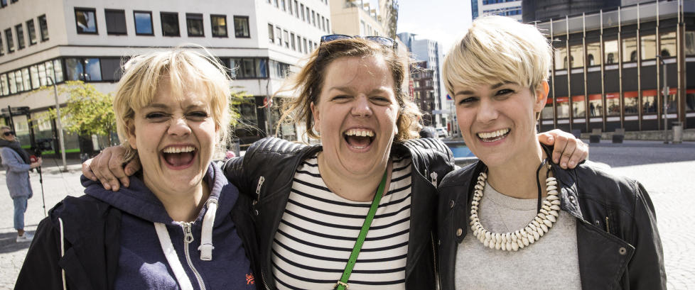 - Pallesalg på komikere: Du får tre for én