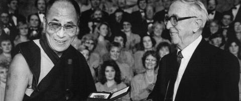 Nobelkomiteens leder bommet og ba Dalai Lama til sengs